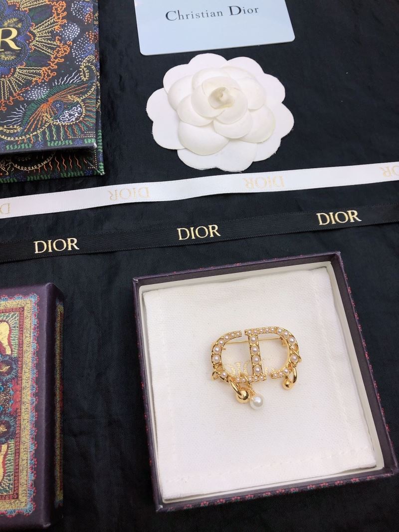 chr1st1an D10r brooches